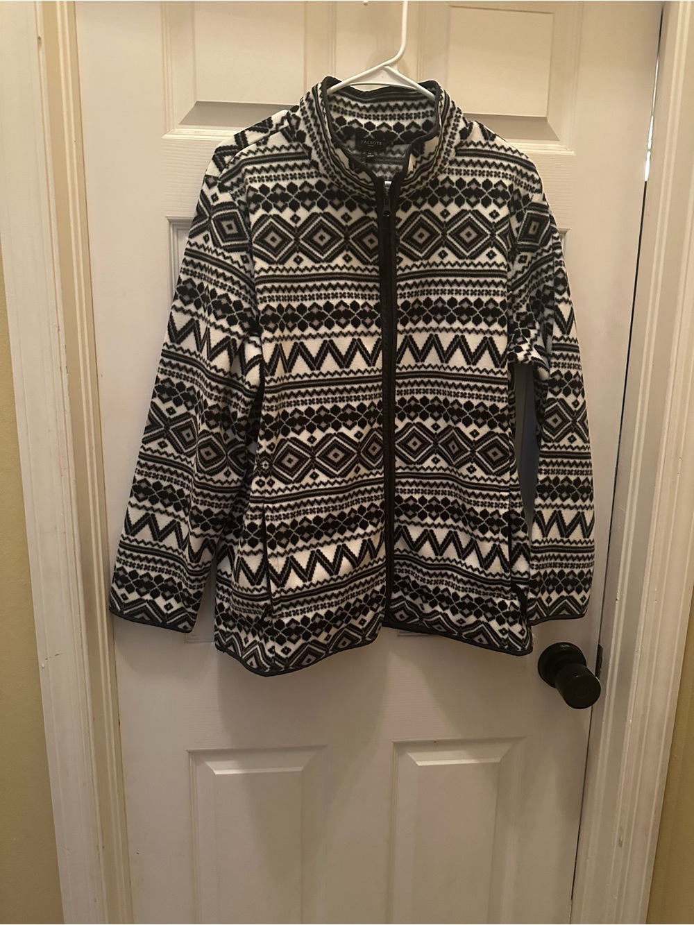 Black & White Patterned Women's Zip-Up Jacket